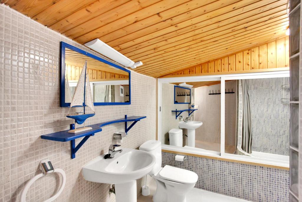 La Casa del Capitán - bathroom-sink-toilet-mirror